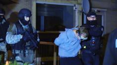 Muž bodl matku a zabarikádoval se v bytě, dostala ho zásahovka