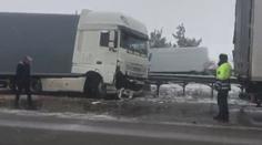 Čtyři kamiony se srazily na D5 u Tachova. Nehoda zablokovala také D1