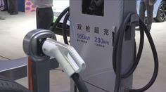 Brusel chce víc elektroaut na silnicích. Firmy už možná klasické vozy nepořídí