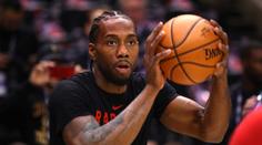 Myl auta 10 hodin denně, zastřelili mu otce. Teď táhne Toronto k titulu