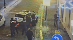 Opilí výtržníci se chtěli prát u vánočního stromečku. Strážníci jim přání splnili