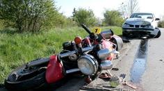 Motorkář se rozhodl, že riskne předjíždění... Byl to jeho POSLEDNÍ RISK
