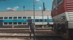 "Brácho, to je celý špatně." Mladík vkročil do kolejiště přímo pod vlak