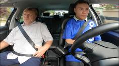 Mladík zvládne řídit auto jen jedním loktem. Přiučil i instruktory v autoškole