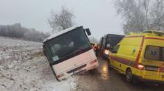 Autobus s dětmi skončil v příkopu. Vytlačil mě osobák, tvrdí řidič. Nikdo ho ale neviděl