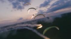 Strhující noční let paraglidistů rozzářil nebe. Nad letištěm létaly jiskry