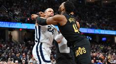 Zákeřný úder a rvačka v NBA. Hvězda Clevelandu dostala pěstí mezi nohy