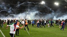 Peklo po baráži v Ligue 1. Rozzuřené fanoušky odháněla policie slzným plynem