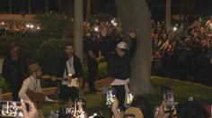 Zrušili mu koncert, odradit se nenechal. Robbie Williams vystoupil v ulicích