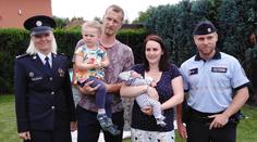 Skvělá práce! Žena začala rodit v autě, policisté ji dovedli až na sál
