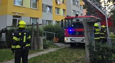Požár v panelovém domě. Záchranáři ošetřili šest lidí