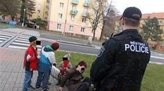 Žena hlídala malé děti, ale byla tak opilá, že ani nemohla chodit