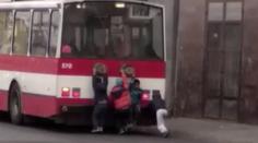Nebezpečná zábava v Ústí. Děti se vozí na náraznících trolejbusů