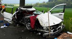 Tragické ráno: Dvě auta narazila do stromu, 1 mrtvý a 4 zranění