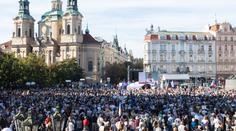Milion chvilek pro demokracii demonstruje na Staroměstském náměstí proti vládě
