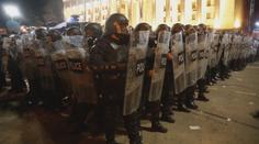 V Gruzii protestovaly tisíce lidí proti autoritářskému zákonu. Policie nasadila vodní děla a slzný plyn