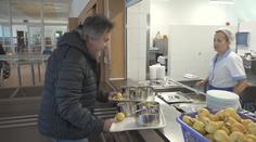 Lidé chodí na obědy do školních jídelen. Ušetří tisíce korun
