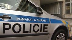 Policista brutálně zaklekl dívku. Naprosto neakceptovatelné, reaguje policie