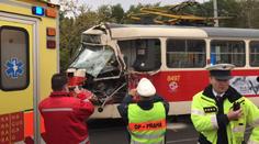 Tramvaj se srazila s nákladním autem, na místě jsou zranění