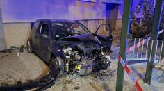 Mladík (19) v Plzni autem zboural strom i zastávku. Jel příliš rychle a byl opilý