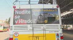 Rivalitu Pardubic a Hradce rozvířila reklama na trolejbuse