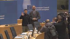Zelenskyj v Bruselu děkoval za podporu. Odložil dokonce svou vojenskou mikinu