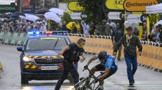Další incident na Tour. Divák vtrhl na trať na kole a v dresu. Policie ho sejmula