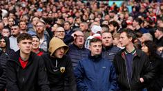 Útěk fanoušků United. Po gólu opouštěli Wembley, pak se snažili dostat zpět