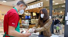 Supermarkety uspořádaly vánoční potravinovou sbírku, jídlo poputuje potřebným