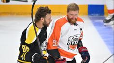 Třináct gólů a Voráčkova výhra. Nevšední hokejová exhibice rozsvítila O2 arenu