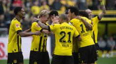 Dortmund drží s prvním Bayernem krok. Wolfsburg deklasoval šesti góly