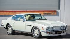 Na prodej je Aston Martin po ománském sultánovi. Vůz pronásledovaly i žigulíky