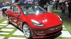 Tesla začala prodávat levný Model 3. Cena je necelých 800 tisíc