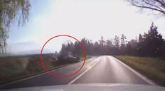 Děsivé video: Auto skončilo na střeše, policisté projeli kolem a...