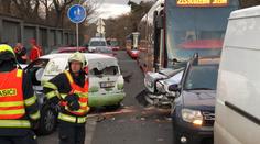Hromadná nehoda v pražské Michli: Srazilo se 5 aut a tramvaj