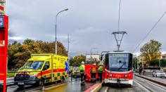Tragická nehoda v Praze uzavřela zastávku Větrník. Tramvaj srazila ženu