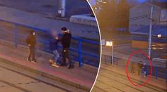 Školáka přepadli a okradli na zastávce, nikdo mu nepomohl! VIDEO