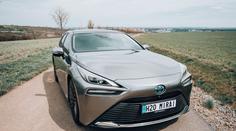 Jak se jezdí na vodík? Luxusní Toyota Mirai nás při testování dost překvapila