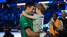 Djokovičův syn baví fanoušky. V eseji o svém hrdinovi zmínil Federera i Nadala