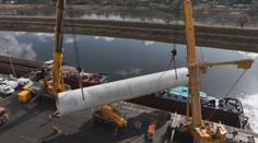 Obří jeřáb naložil v Děčíně unikátní plynové zásobníky. Poputují do Švýcarska