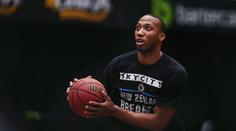 ŠÍLENÉ: Basketbalistovi při zápase vypadlo oko z důlku. VIDEO