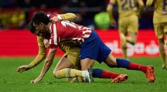 Zápasnická vložka v utkání Barcelony s Atléticem. Oba hráči byli vyloučeni