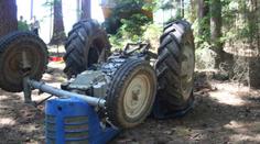 Opilec převrátil traktor s dětmi! Zasahovat musel i vrtulník