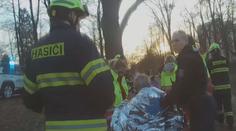 Krmení kachen se proměnilo v boj o život. Seniorka spadla ze srázu