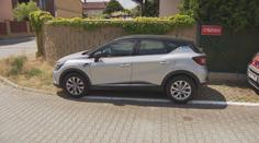 Řidiči parkují v ulici, kde ani nebydlí, vadí lidem z Květnice. Vyhláška to povoluje