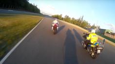 VIDEO: Policejní motorkáři naháněli závodníka Abrahama