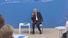 Putinovy "roztančené" nohy: Před studenty maskoval výrazné škubání nohama