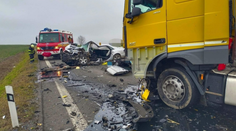 Nejenže nehodu vysílali živě. Pár z místa tragédie ukradl mobil mrtvému řidiči