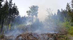 Na Tanvaldském Špičáku hořel les. Nepřístupný terén hasil vrtulník
