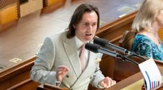 Zneužití situace, dezinformace veřejnosti. Doksanský vyčítá střet u Sněmovny opozici